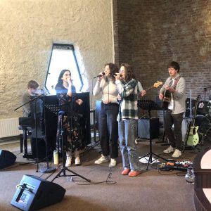 Soms worden we begeleid door een band